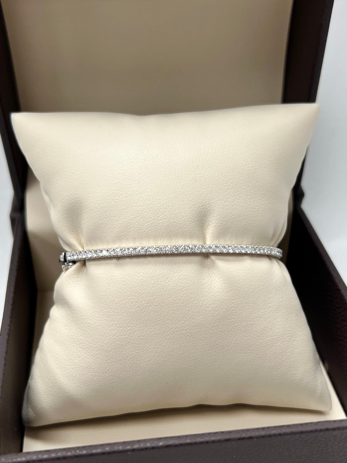 18K White Gold Diamond Bangle, 0.85ct