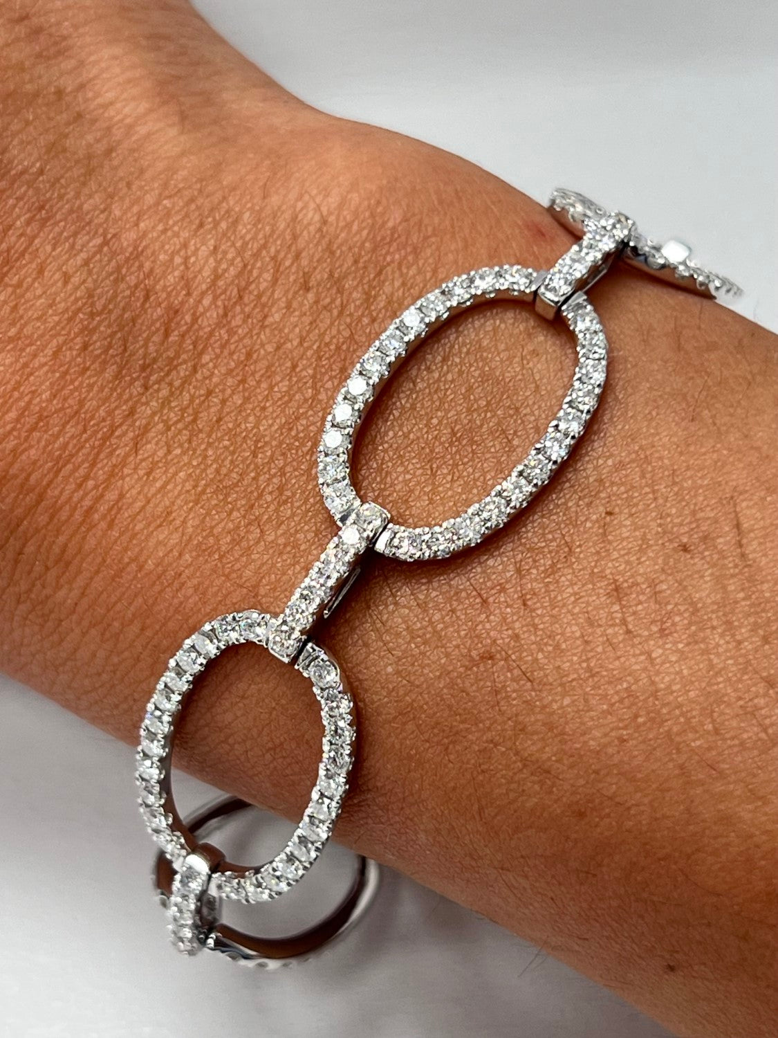 14K White Gold Diamond Open Circle Link Bangle, 4.41ct