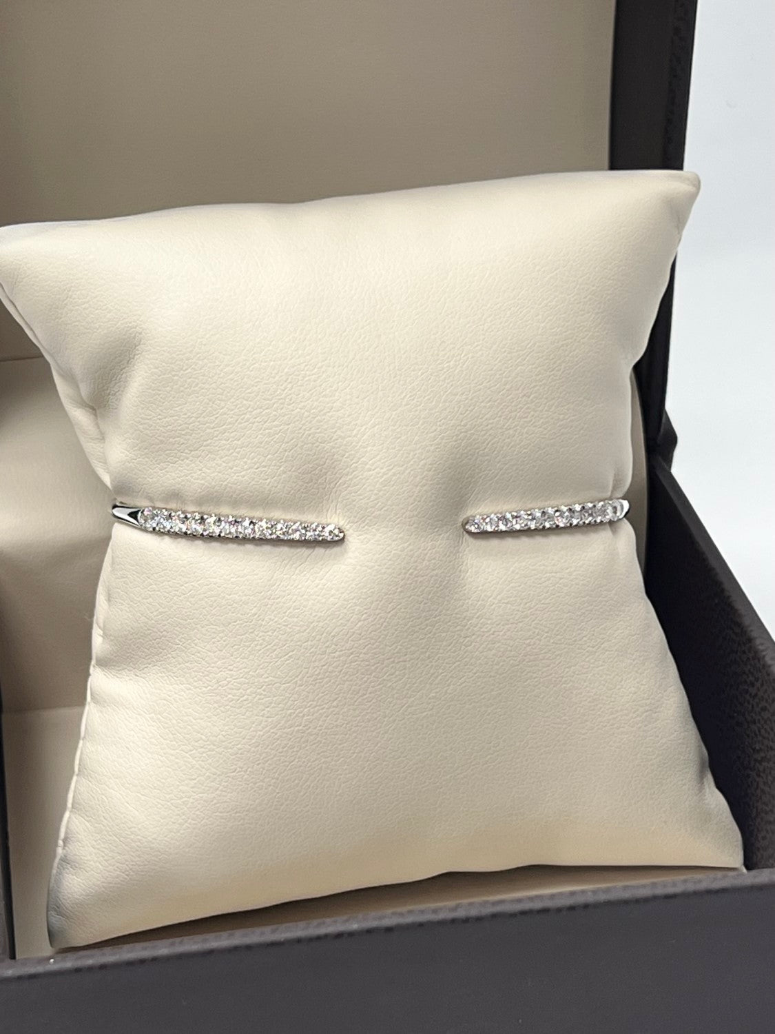 14K White Gold Diamond Claw Bangle